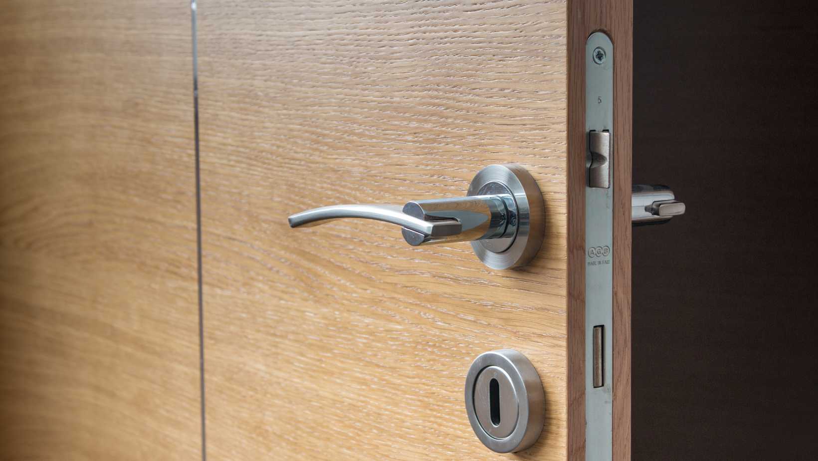 How to Make Sure Your Bedroom Door Lock is Secure